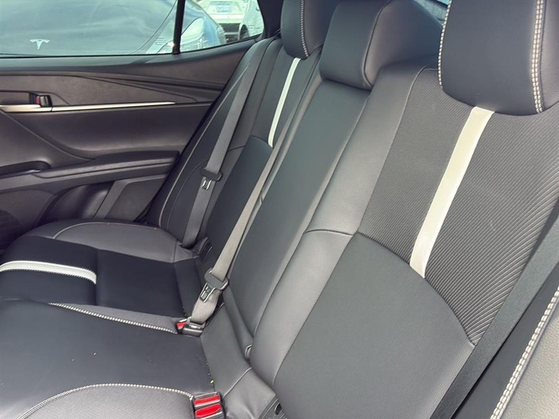Toyota Camry Vehicle Full-screen Gallery Image 26