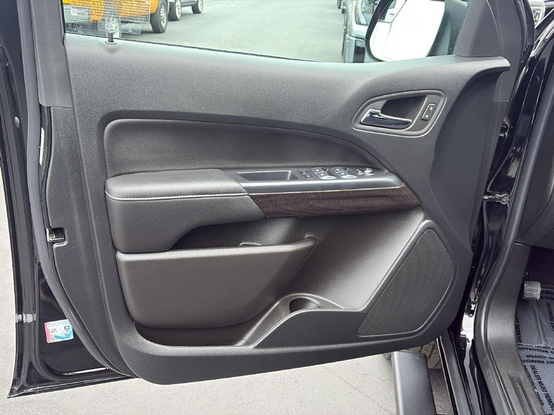GMC Canyon Vehicle Full-screen Gallery Image 09