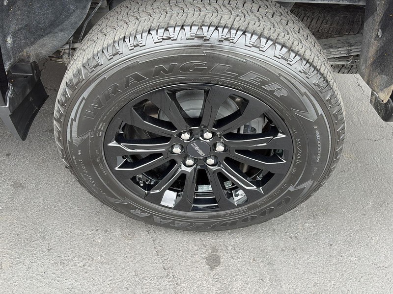 GMC Canyon Vehicle Full-screen Gallery Image 16