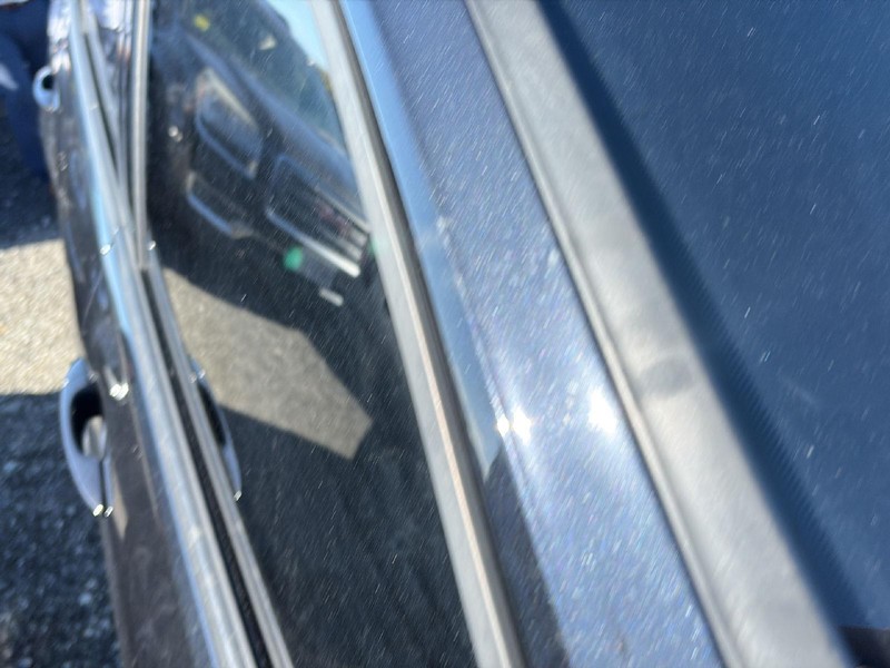 Volkswagen Tiguan Vehicle Full-screen Gallery Image 03