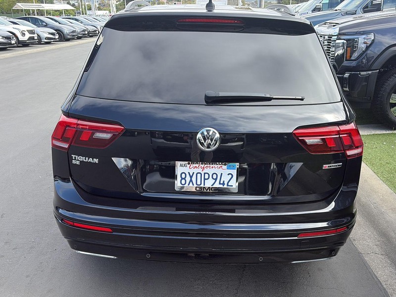 Volkswagen Tiguan Vehicle Full-screen Gallery Image 11