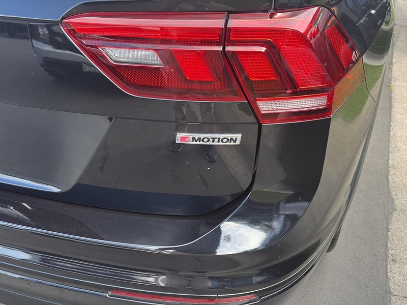 Volkswagen Tiguan Vehicle Full-screen Gallery Image 12