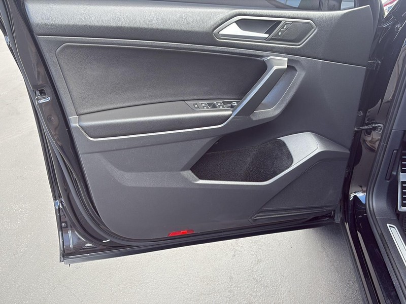 Volkswagen Tiguan Vehicle Full-screen Gallery Image 20