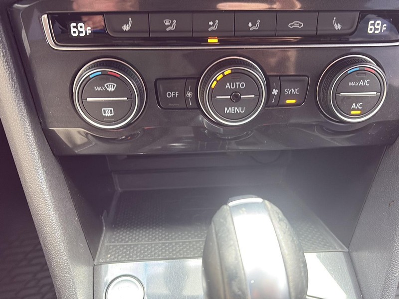 Volkswagen Tiguan Vehicle Full-screen Gallery Image 31