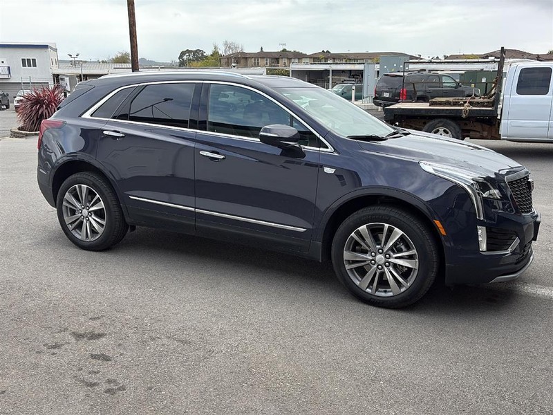 Cadillac XT5 Vehicle Full-screen Gallery Image 02