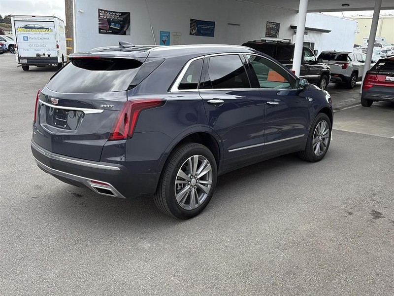 Cadillac XT5 Vehicle Full-screen Gallery Image 03