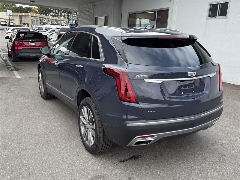 Cadillac XT5 Vehicle Full-screen Gallery Image 05