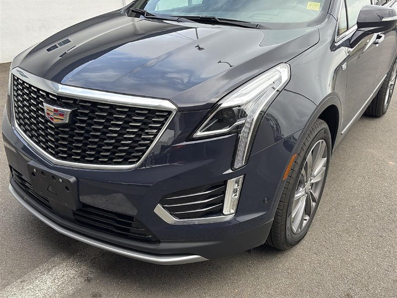 Cadillac XT5 Vehicle Full-screen Gallery Image 09