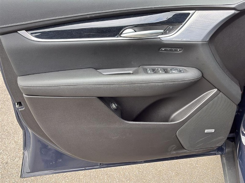 Cadillac XT5 Vehicle Full-screen Gallery Image 12