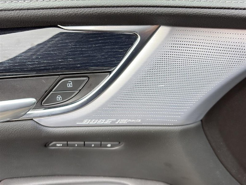 Cadillac XT5 Vehicle Full-screen Gallery Image 13