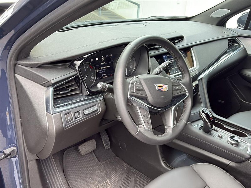 Cadillac XT5 Vehicle Full-screen Gallery Image 15