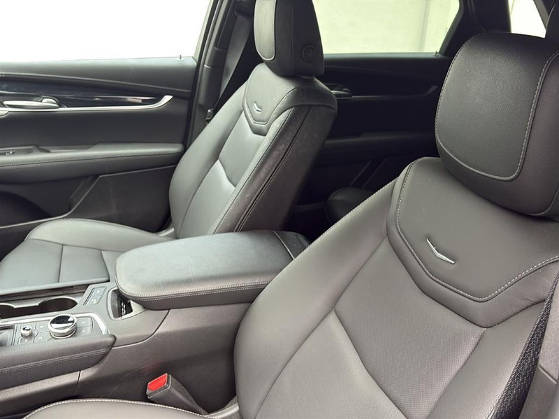 Cadillac XT5 Vehicle Full-screen Gallery Image 16