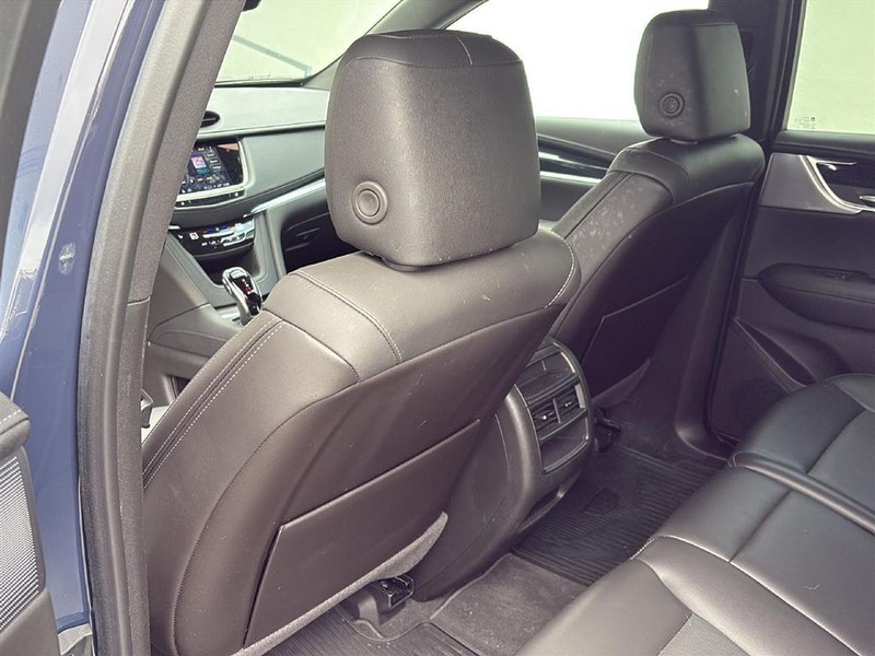 Cadillac XT5 Vehicle Full-screen Gallery Image 18