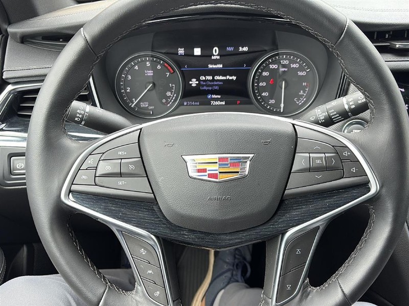 Cadillac XT5 Vehicle Full-screen Gallery Image 21