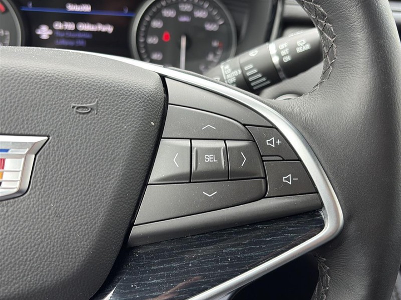 Cadillac XT5 Vehicle Full-screen Gallery Image 23