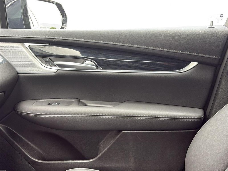 Cadillac XT5 Vehicle Full-screen Gallery Image 28