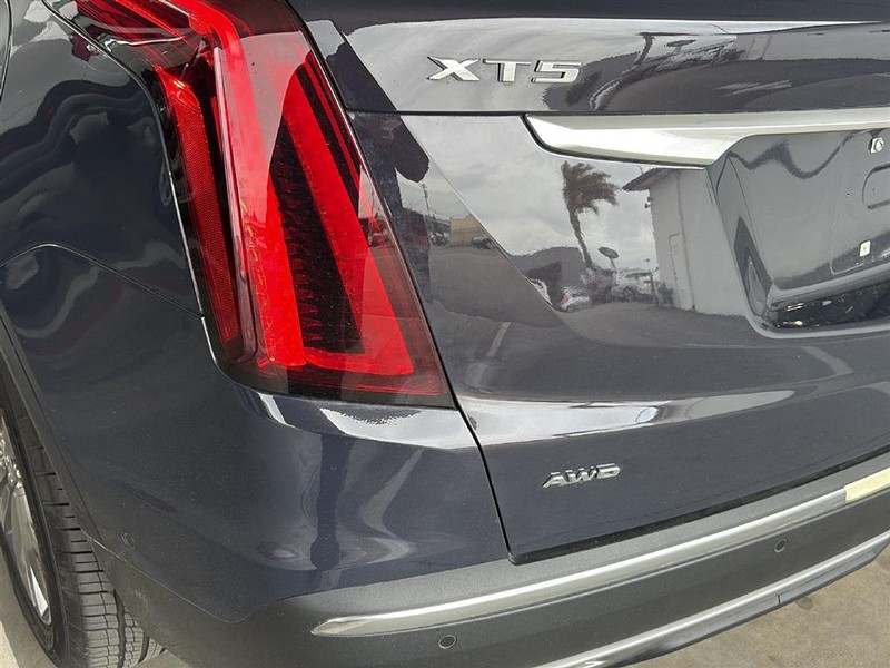 Cadillac XT5 Vehicle Full-screen Gallery Image 31