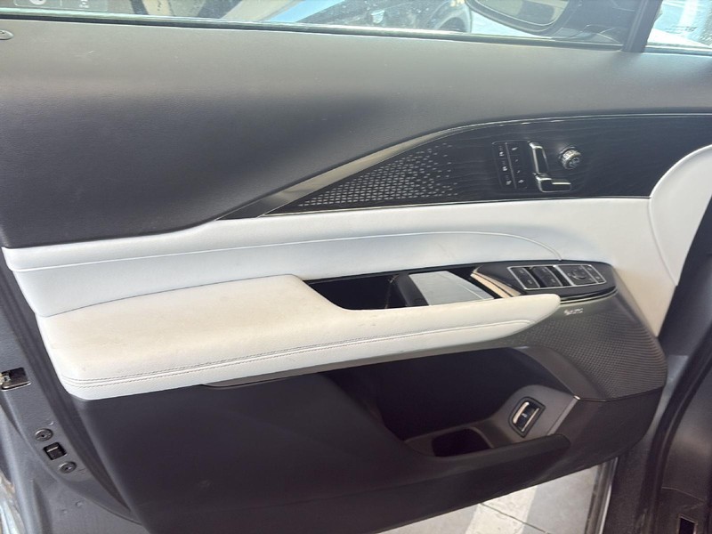 Cadillac LYRIQ Vehicle Full-screen Gallery Image 08