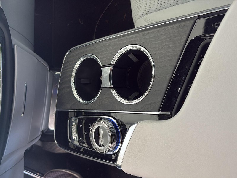 Cadillac LYRIQ Vehicle Full-screen Gallery Image 12
