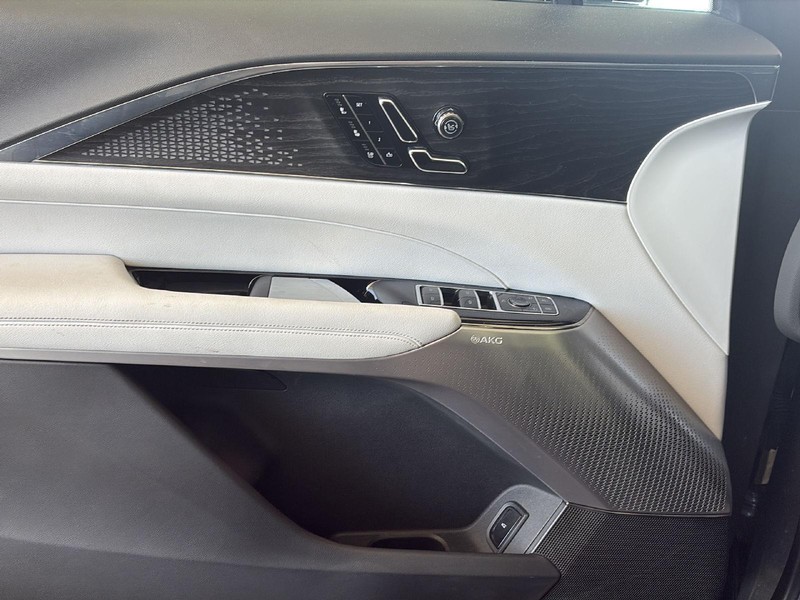 Cadillac LYRIQ Vehicle Full-screen Gallery Image 17