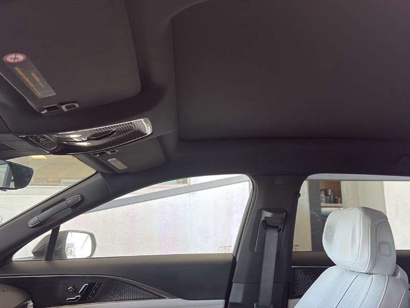 Cadillac LYRIQ Vehicle Full-screen Gallery Image 18
