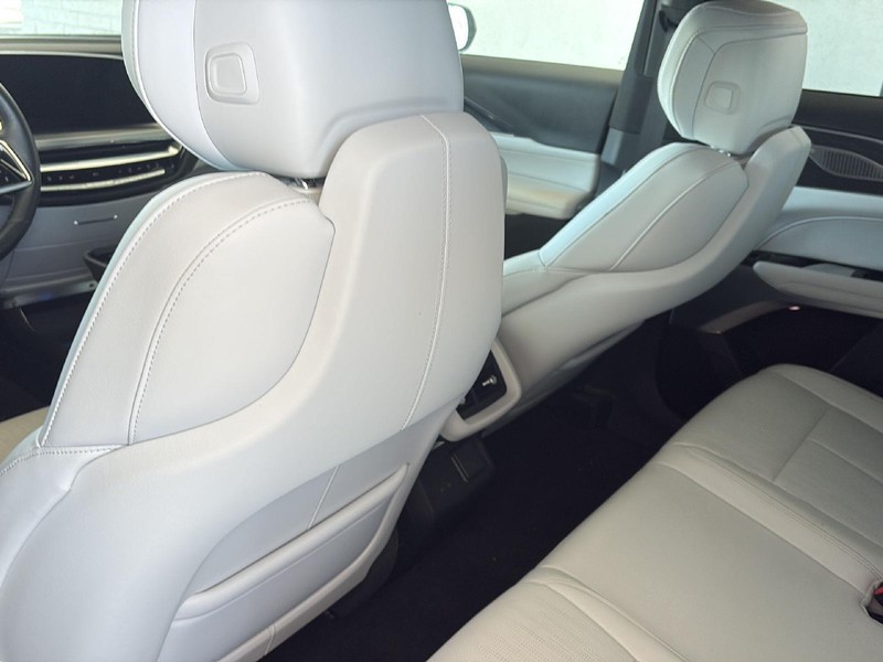 Cadillac LYRIQ Vehicle Full-screen Gallery Image 19