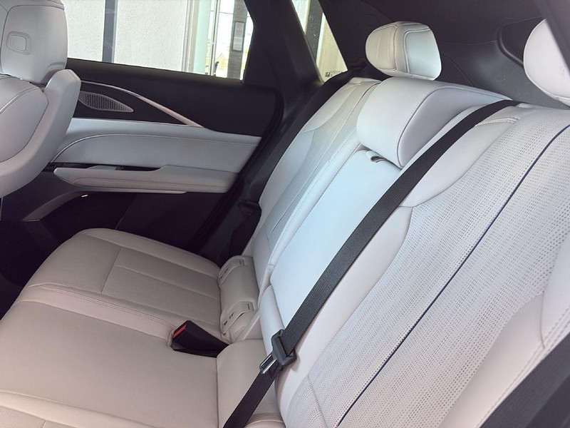 Cadillac LYRIQ Vehicle Full-screen Gallery Image 20