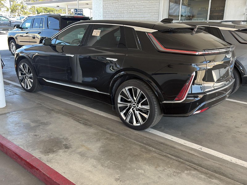 Cadillac LYRIQ Vehicle Full-screen Gallery Image 04