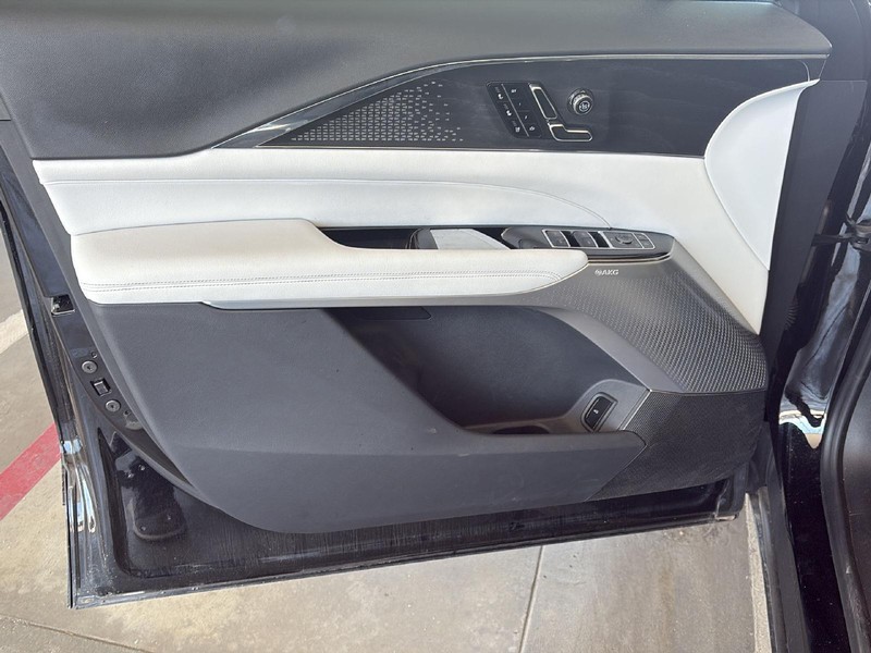 Cadillac LYRIQ Vehicle Full-screen Gallery Image 09