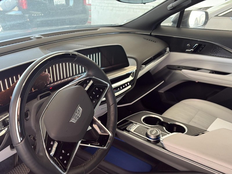 Cadillac LYRIQ Vehicle Full-screen Gallery Image 11