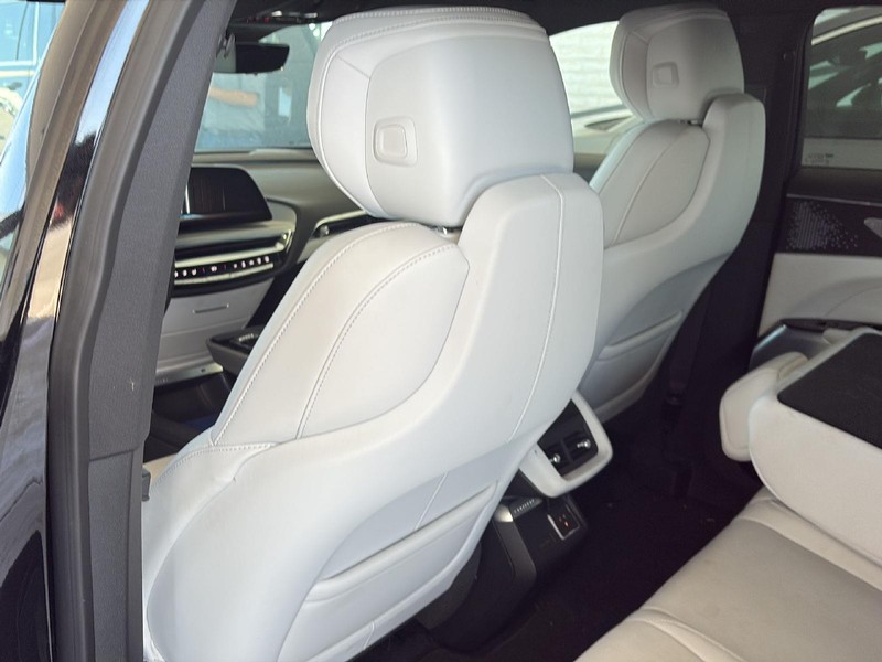 Cadillac LYRIQ Vehicle Full-screen Gallery Image 13