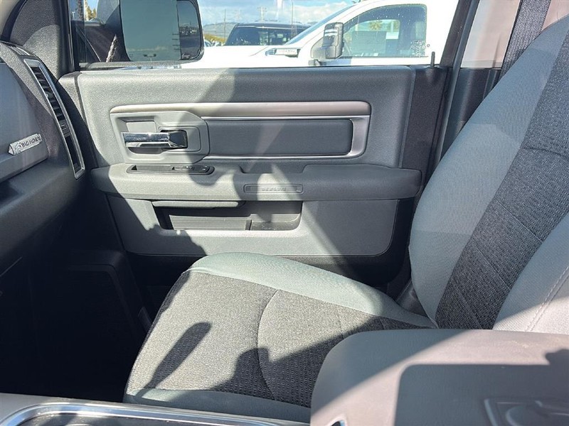 Ram 3500 Vehicle Full-screen Gallery Image 14