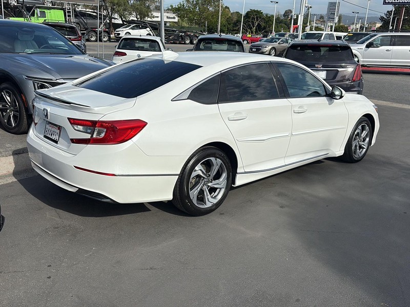 Honda Accord Sedan Vehicle Full-screen Gallery Image 10