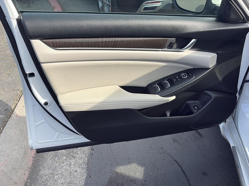 Honda Accord Sedan Vehicle Full-screen Gallery Image 17