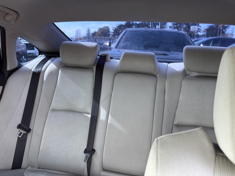 Honda Accord Sedan Vehicle Full-screen Gallery Image 21