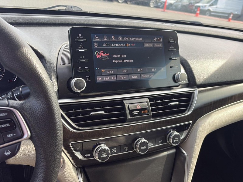 Honda Accord Sedan Vehicle Full-screen Gallery Image 24
