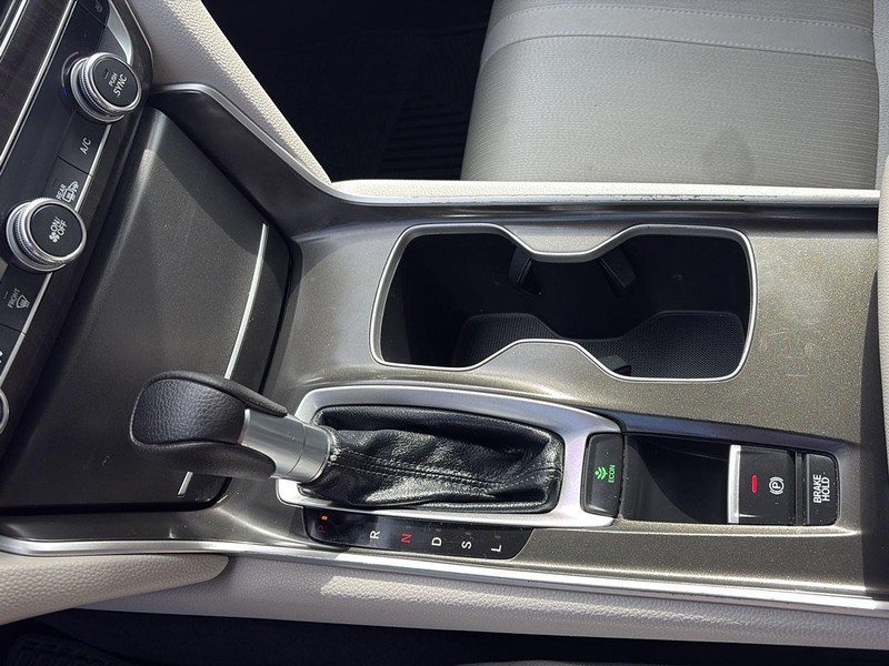 Honda Accord Sedan Vehicle Full-screen Gallery Image 25