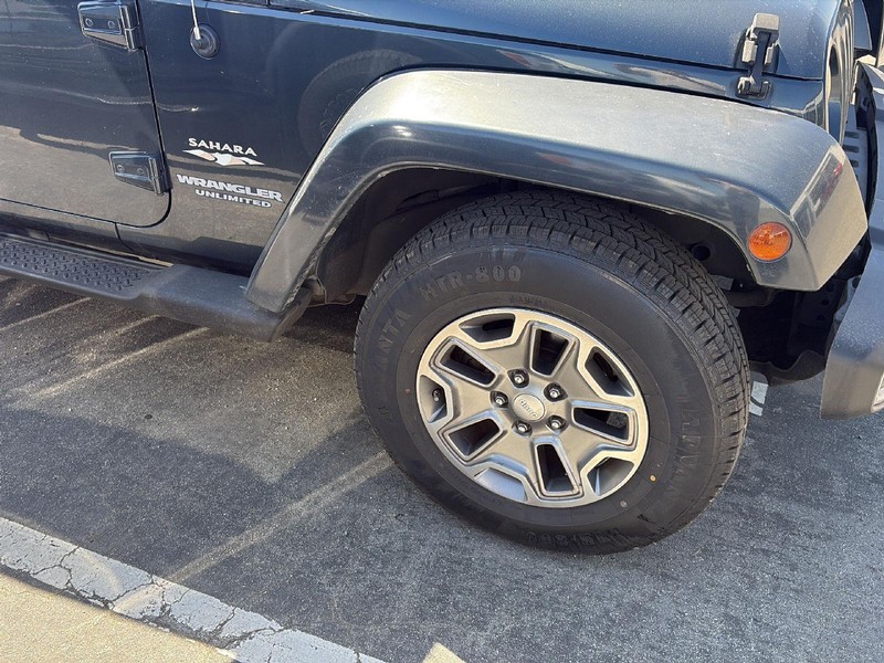 Jeep Wrangler Vehicle Full-screen Gallery Image 03