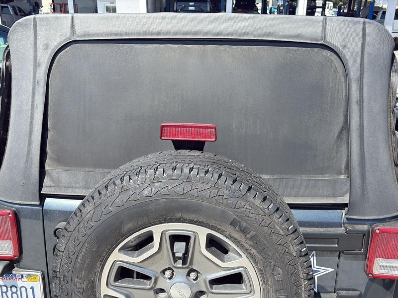 Jeep Wrangler Vehicle Full-screen Gallery Image 04