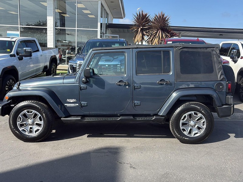 Jeep Wrangler Vehicle Full-screen Gallery Image 13