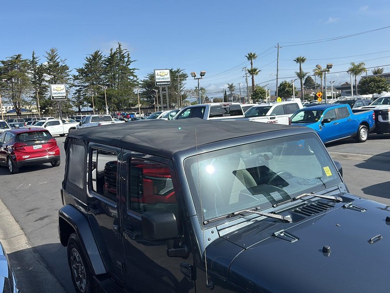 Jeep Wrangler Vehicle Full-screen Gallery Image 18