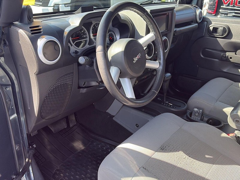Jeep Wrangler Vehicle Full-screen Gallery Image 21