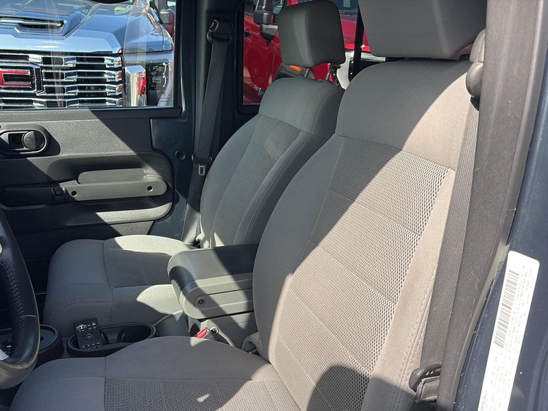 Jeep Wrangler Vehicle Full-screen Gallery Image 22