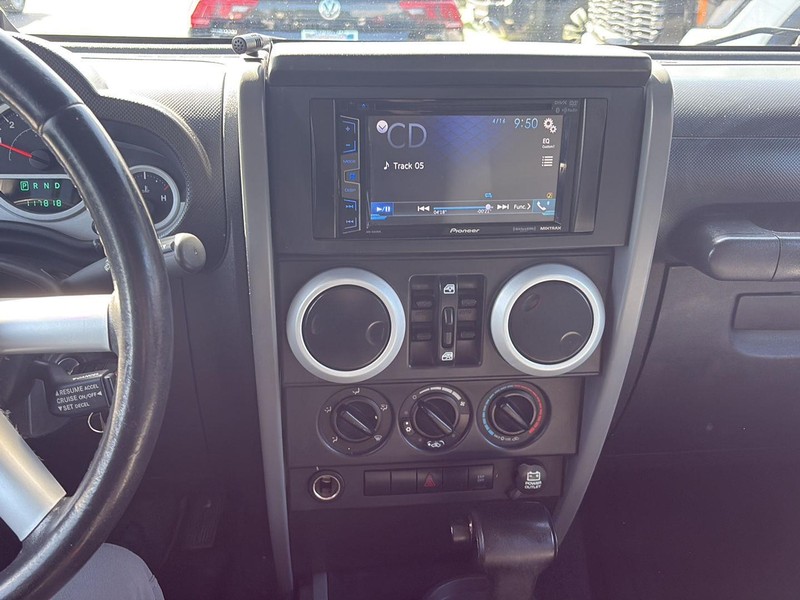 Jeep Wrangler Vehicle Full-screen Gallery Image 24