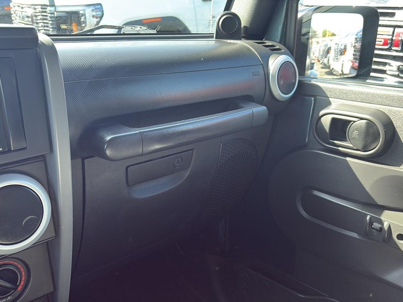 Jeep Wrangler Vehicle Full-screen Gallery Image 25