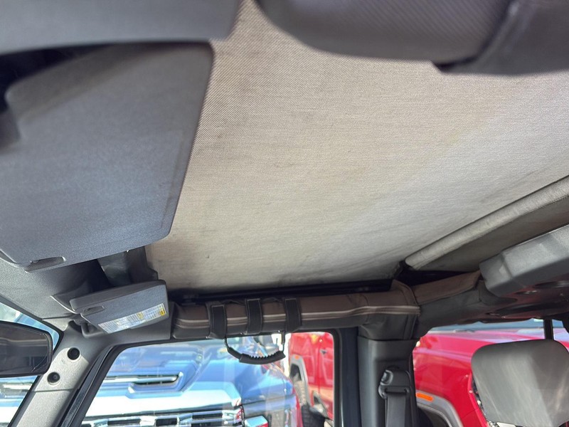 Jeep Wrangler Vehicle Full-screen Gallery Image 29
