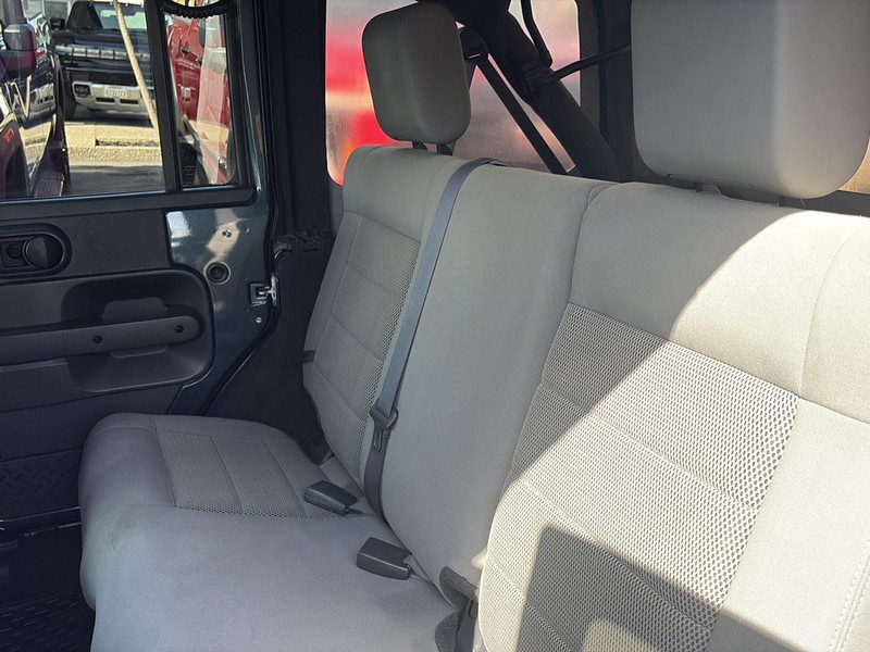 Jeep Wrangler Vehicle Full-screen Gallery Image 32