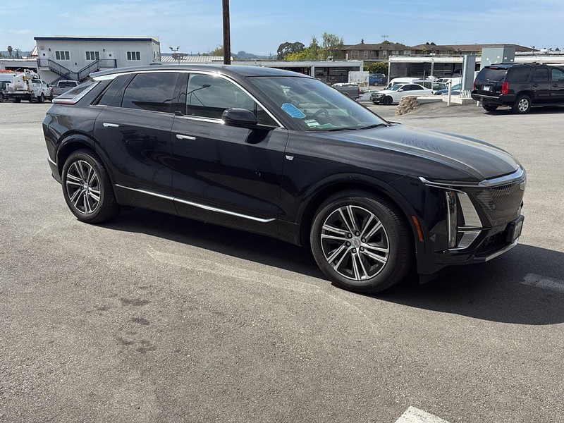 Cadillac LYRIQ Vehicle Full-screen Gallery Image 02