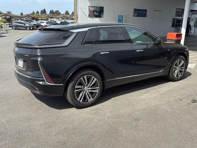 Cadillac LYRIQ Vehicle Full-screen Gallery Image 03