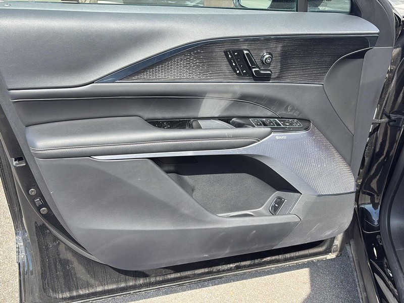 Cadillac LYRIQ Vehicle Full-screen Gallery Image 09